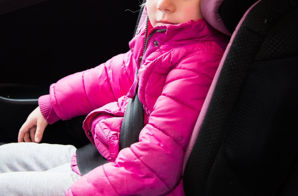 Lỗi các bậc phụ huynh thường mắc phải khi cho trẻ ngồi xe ô tô mùa đông