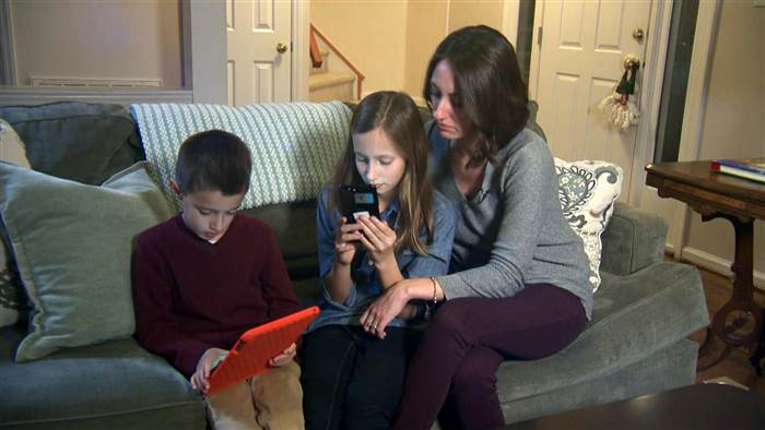 Chị Nikki Fountas và các con đang thử ứng dụng mới - Nguồn: Today.com