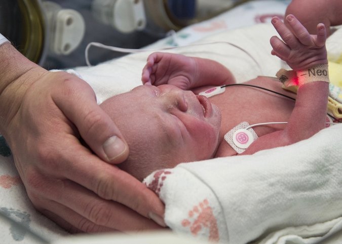 Em bé đầu tiên ở Mỹ được sinh ra từ tử cung cấy ghép - Nguồn: Time