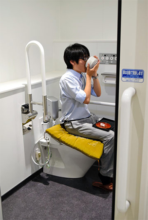 Sinh viên Đại học Aichi thực hiện nghi lễ 'khánh thành' nhà vệ sinh