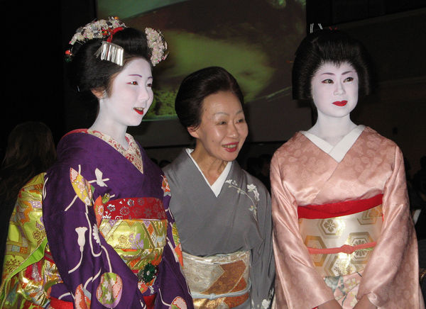 Geisha chụp ảnh cùng Oka-san (ở giữa)