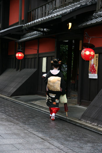 Geisha đi vào một Ochaya