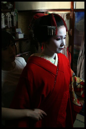 Việc chuẩn bị trang phục và trang điểm rất mất thời gian, các Geisha thường không thể tự làm mà phải có người giúp