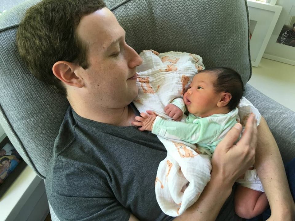 Ông bố Mark hạnh phúc bên con gái mới sinh - Nguồn: Facebook