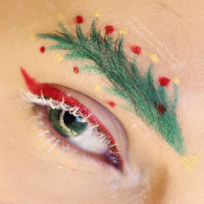 Cô nàng này còn sáng tạo hơn là vẽ lông mày xanh lá cây và dùng kẻ mắt đỏ cho đúng tone màu lễ hội