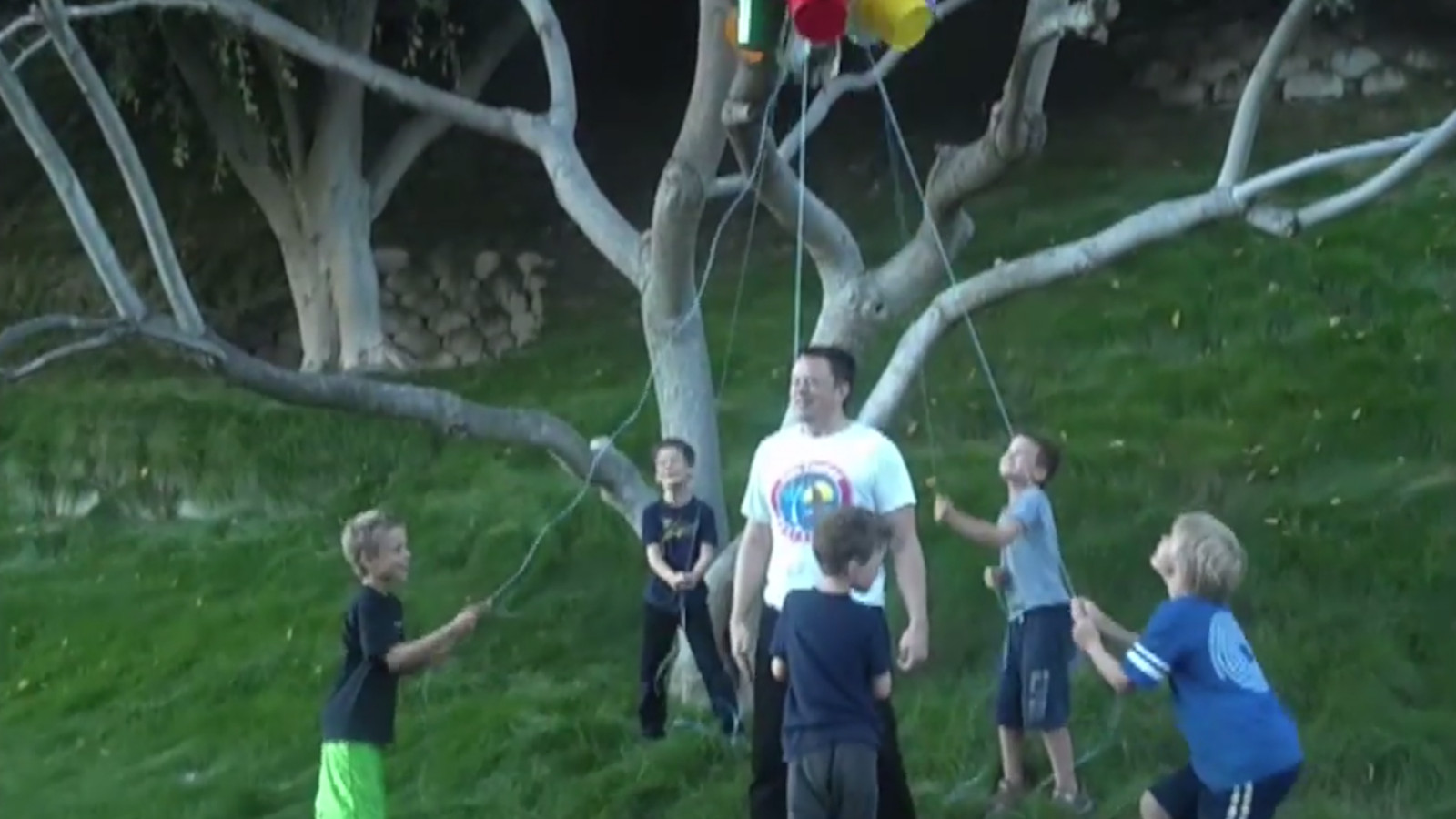 Elon Musk cùng 5 cậu con trai chơi trò 'Thử thách xô nước đá' (Ice bucket challenge) - Nguồn: The Verge