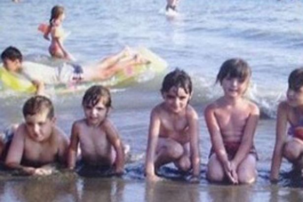Bức ảnh chụp Verona cùng các anh chị em họ, với Mirand tình cờ đang bơi ở sau - Nguồn: The Mirror