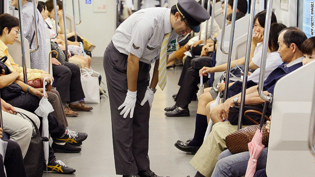 Nhân viên tàu điện ngầm cúi đầu xin lỗi khách, một cảnh tượng phổ biến ở Nhật