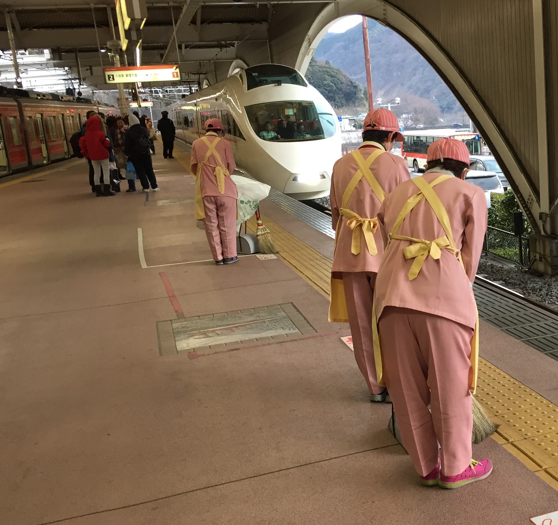 Tại các ga tàu điện ngầm hoặc tàu Shinkansen, những người lao công cúi chào đoàn tàu khi nó cập bến.