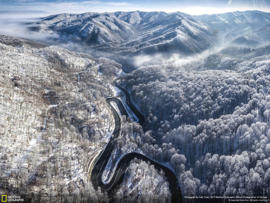 Mùa đông ở Transylvania. Đúng vậy, kia là con đường dẫn đến Sighisoara, quê hương của Bá tước Dracula.