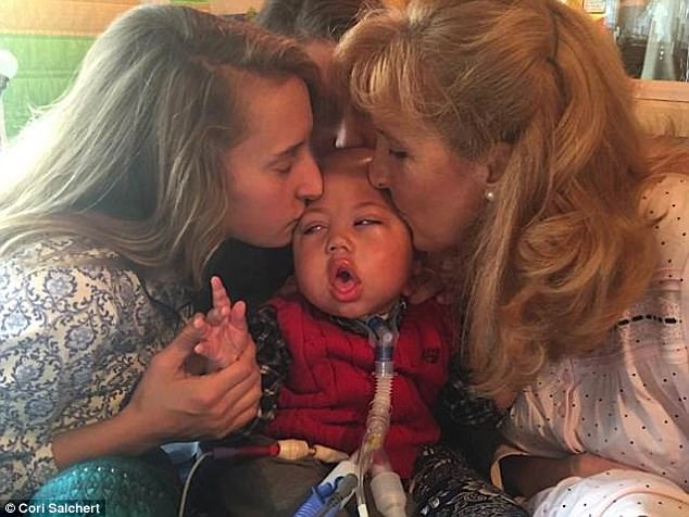Chị Cori và con gái Mary Elizabeth kỷ niệm sinh nhật lần thứ 3 của cậu bé Charlie, người đã sống nhiều hơn tiên đoán của bác sỹ 2 năm - Nguồn: Daily Mail UK