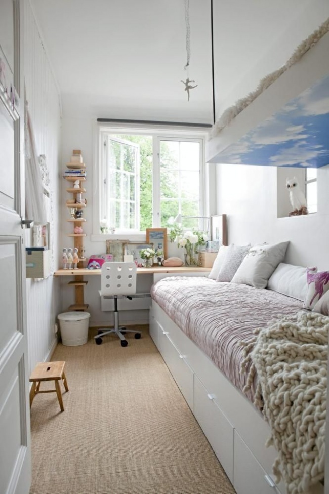 Giá để đồ độc đáo, chiếc giường kết hợp tủ đồ và màu sơn trắng tạo cảm giác rộng rãi, sáng sủa