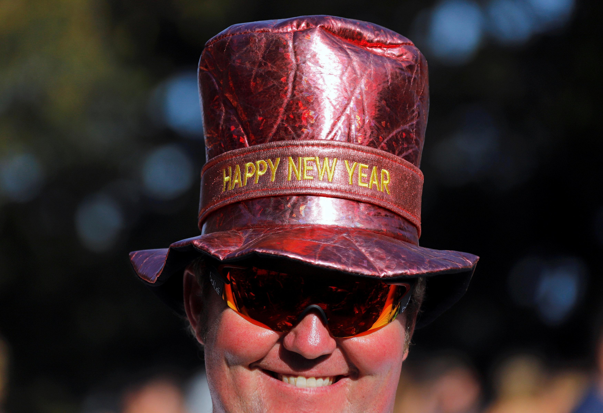 Chiếc mũ mang màu sắc lễ hội của một trong những người tham gia lễ hội