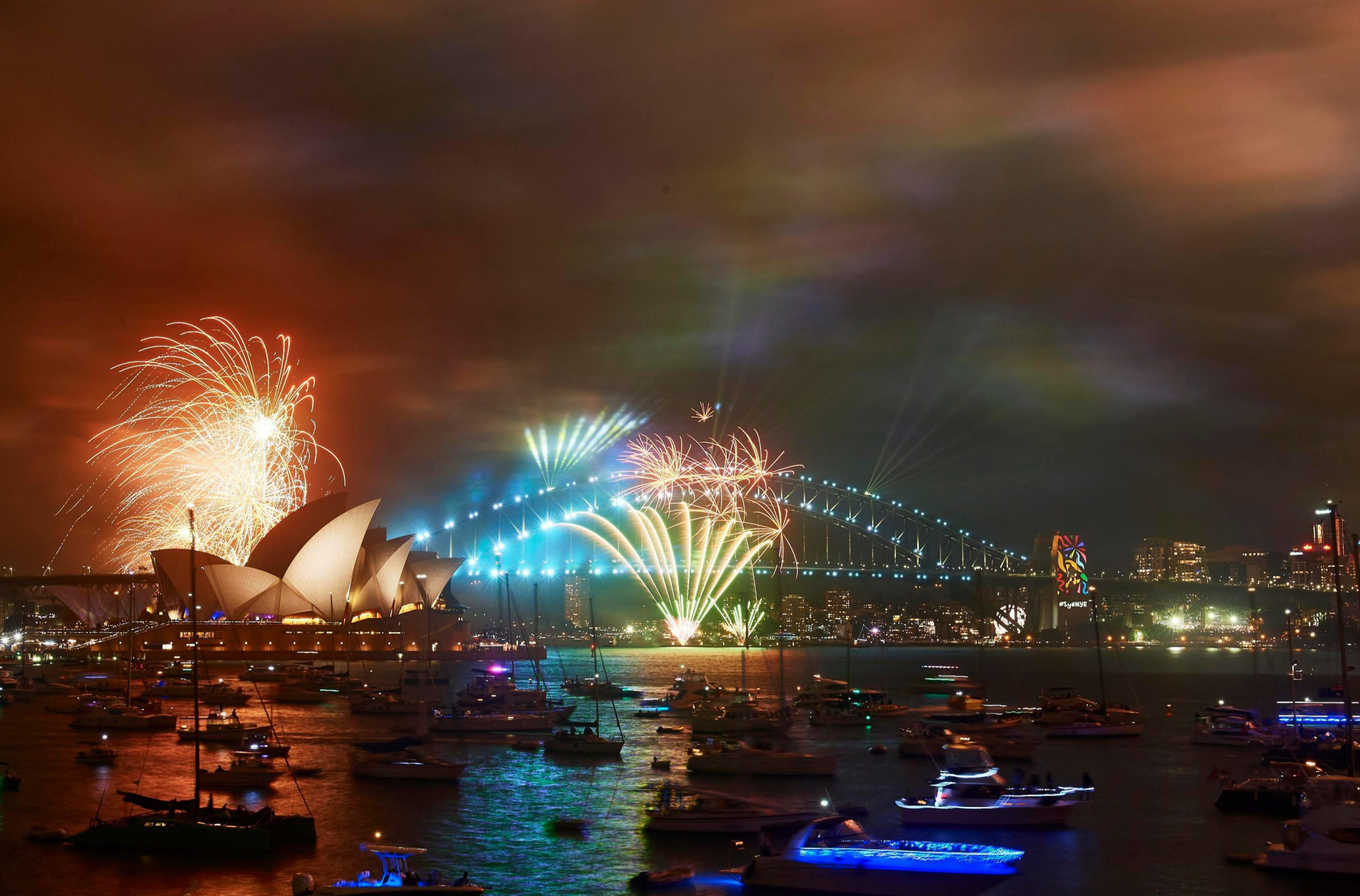 Ước tính có hơn 1 triệu người tham gia chào đón năm mới ở Cầu cảng Sydney