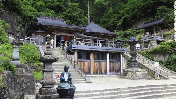 Okunoin, điện thờ chính của khu vực đền Yamadera. Khu vực này mở cửa cho khách hành hương từ 8g sáng tới 5g chiều. Giá vé vào cửa là 300 Yen.