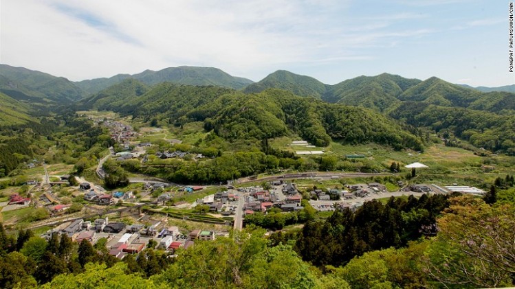 Lên đến khu vực đền Godaido, du khách bắt đầu có thể phóng tầm mắt ngắm nhìn toàn bộ khung cảnh đồng quê thành bình ở khu vực Yamagata