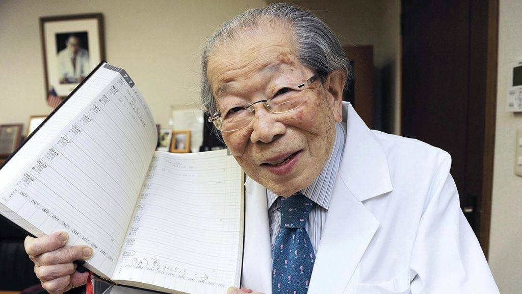 Ông Hinohara trở thành vị bác sỹ nhiều tuổi nhất thế giới khi qua đời ở độ tuổi 105