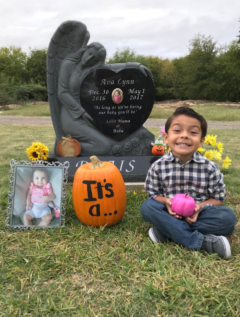 Cậu bé Alex tinh nghịch bên mộ em gái Ava