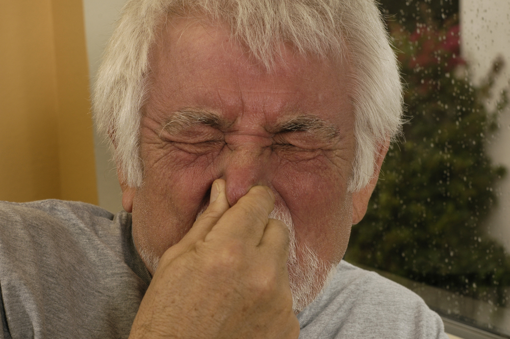 Nhịn hắt xì hơi bằng cách bịt mũi miệng có thể gây tổn thương cổ họng, thủng màng nhĩ hoặc vỡ mạch máu não.