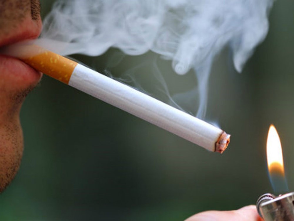 Nicotine trong thuốc lá có thể phá hủy các tế bào cột sống, làm yếu xương và khiến bệnh đau lưng tồi tệ hơn - Nguồn: BaoMoi