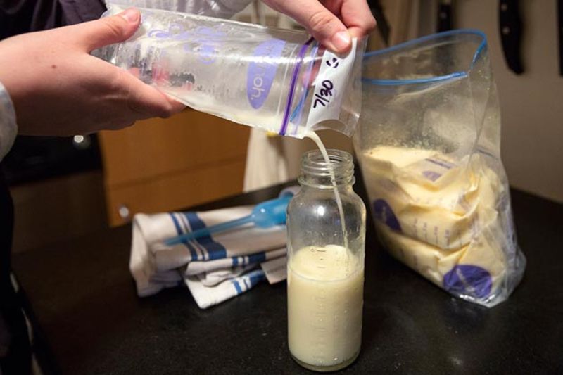 Sữa mẹ mua qua mạng có chứa những hiểm họa khôn lường - Nguồn: Bloomberg