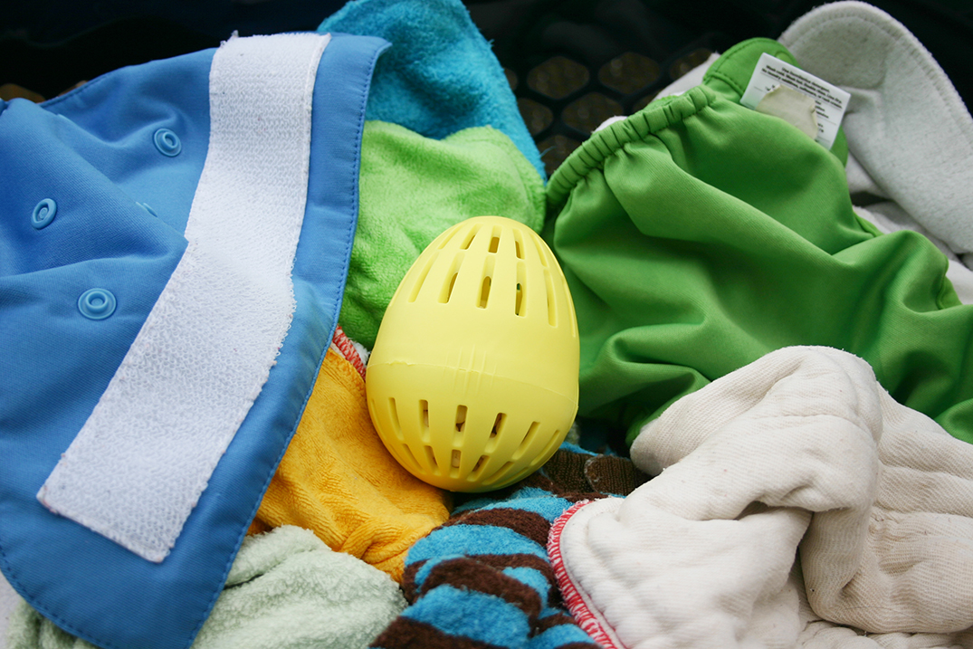 Để sử dụng Quả trứng, bạn nên giảm khối lượng giặt và tăng lượng nước, sau đó để nó lên trên quần áo và giặt như bình thường mà không cần thêm xà phòng hay nước tẩy