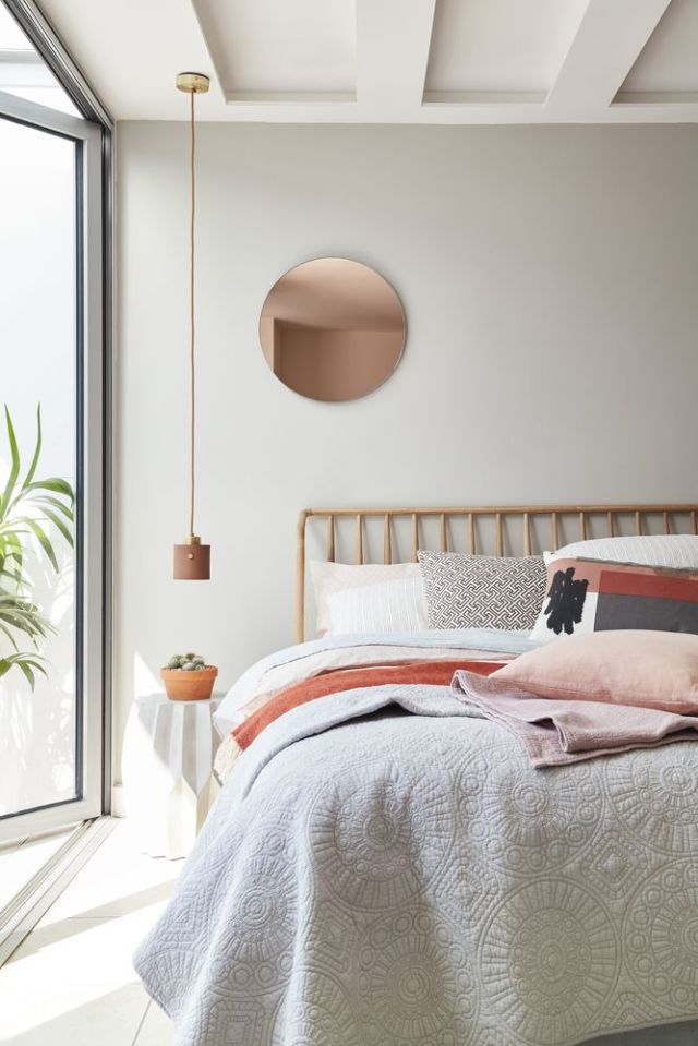 Để có giấc ngủ ngon, phòng ngủ nên được sơn màu trung tính nhẹ nhàng, giường ngủ cần có tấm ván đầu giường và đặt dựa vào tường.