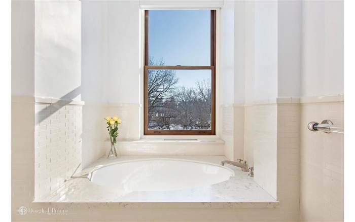 Phòng tắm như một spa thu nhỏ với đầy đủ tiện nghi và view đẹp