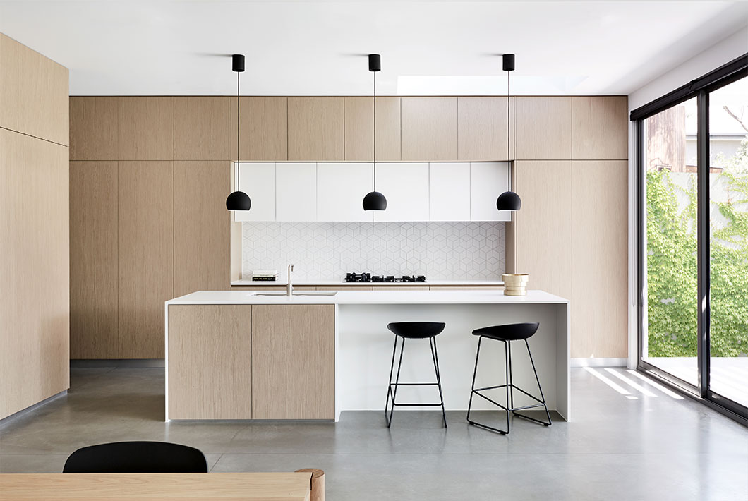 Đồ nội thất được sử dụng trong bếp cũng đóng một vai trò quan trọng với phong cách chung của căn phòng. Ở đây, những chiếc ghế đẩu tối giản màu đen vô cùng phù hợp với chiếc đèn trần, mang lại vẻ hiện đại và thống nhất.