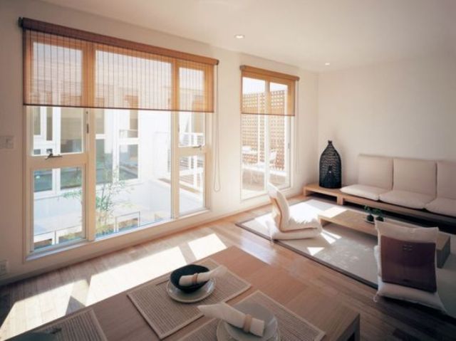 Không gian sống hiện đại kiểu Nhật với cửa sổ lớn và mành tre