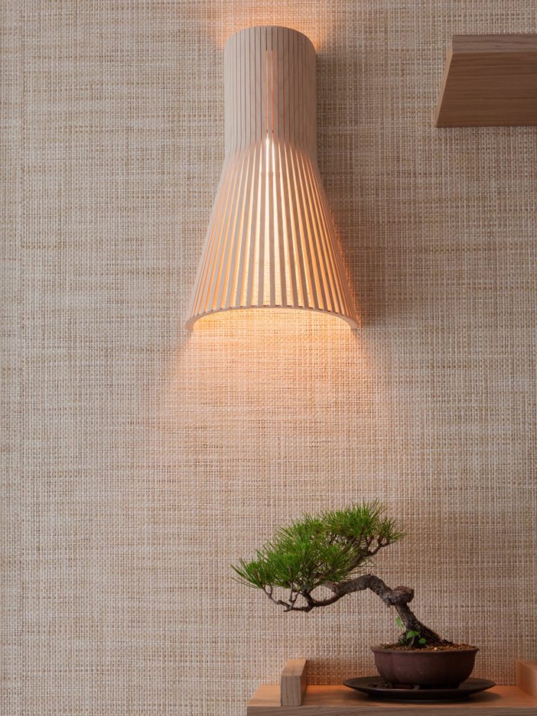 Đây cũng là một chiếc đèn đặc sắc. Cây cảnh là một phần không thể thiếu trong ngôi nhà kiểu Nhật