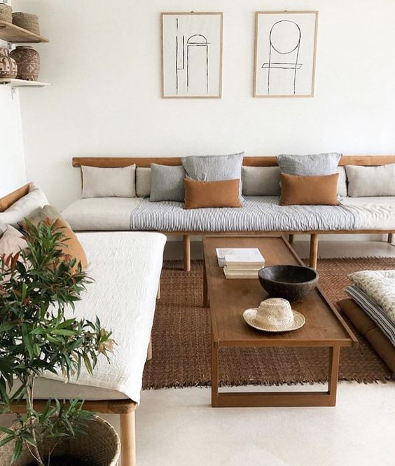 Một phòng khách ấm cúng với tường trắng và đồ nội thất bằng gỗ nhiều sắc độ