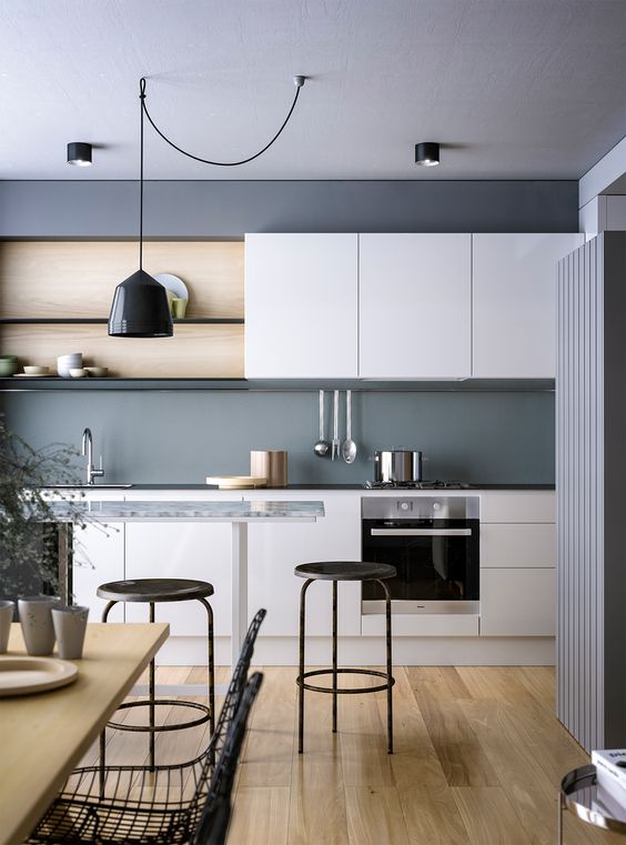 Phòng bếp tuyệt đẹp kết hợp màu xám đậm với trắng và gỗ nhạt màu