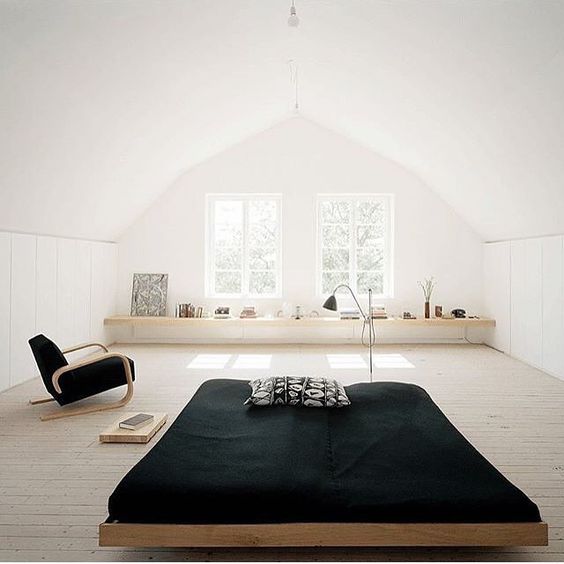 Điểm đặc biệt của căn phòng ngủ này là chiếc giường thấp kiểu Nhật, một chiếc ghế hiện đại và độc đáo cùng màu đen bắt mắt