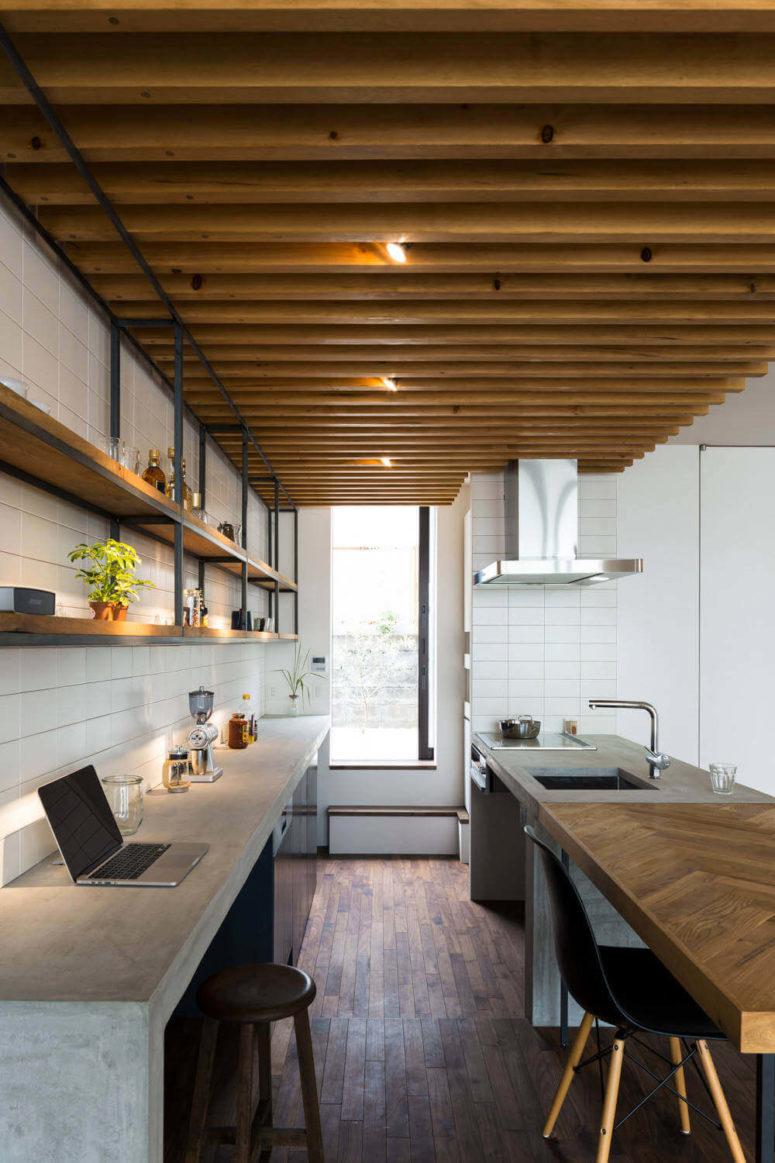 Phòng bếp sử dụng xi măng và gỗ tự nhiên