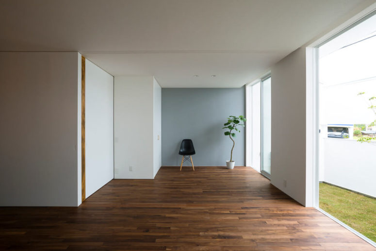 Tường màu trắng tạo nên cảm giác nhẹ nhàng với điểm nhấn màu xám và xanh đậm. Sàn nhà được lát gỗ, tạo cảm giác ấm áp và sinh động