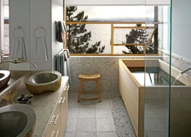 Phòng tắm sử dụng bồn rửa tay bằng đá và các chi tiết gỗ nhạt màu