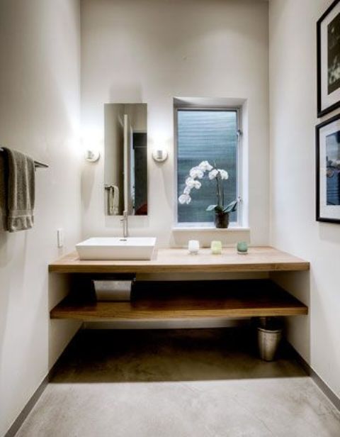 Phòng tắm tối giản với tường màu trắng và gỗ nhạt màu