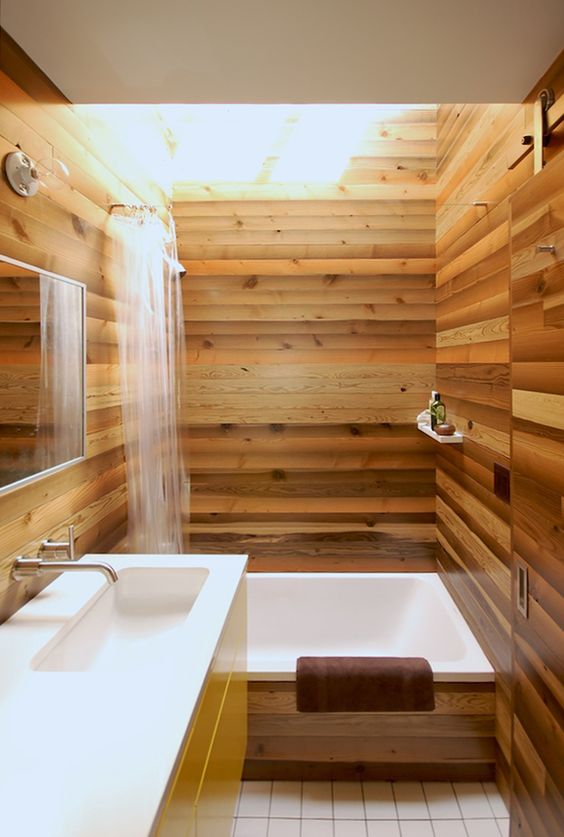 Phòng tắm nhỏ nhưng ấm áp và thú vị với gỗ tự nhiên tông màu ấm
