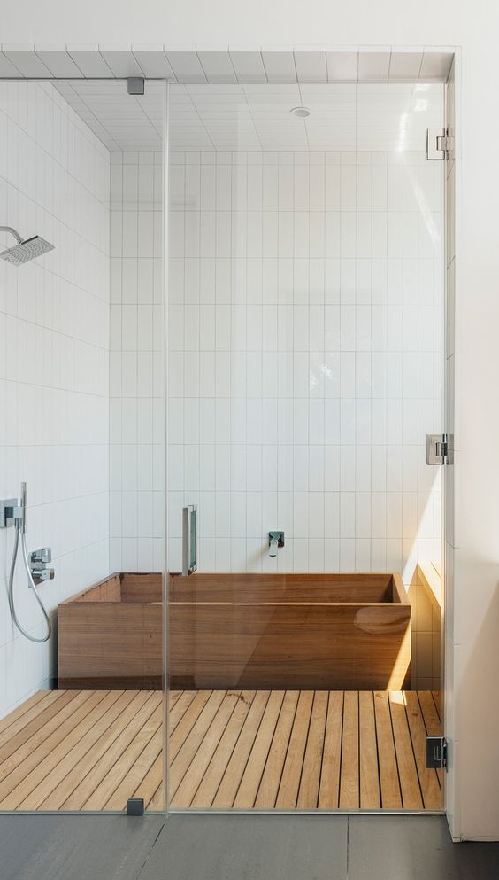 Nên kết hợp bồn tắm bằng gỗ với sàn nhà lát gỗ