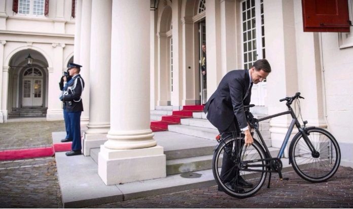 Hình ảnh ông Rutte khóa xe đạp trước cửa Cung điện Hoàng gia Hà Lan gây bão