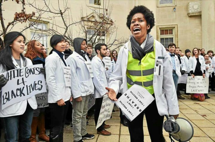 Cuộc biểu tình của các bác sỹ ở Quebec phản đối việc tăng lương