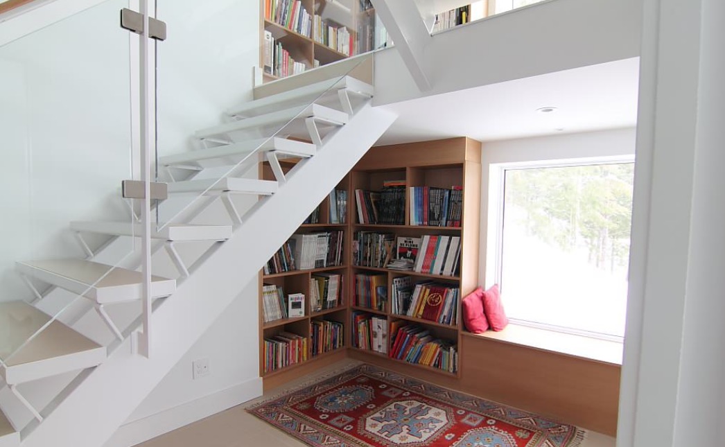Bạn có thể tận dụng mọi không gian không sử dụng, biến nó thành một khu vực đọc sách đáng yêu như thế này