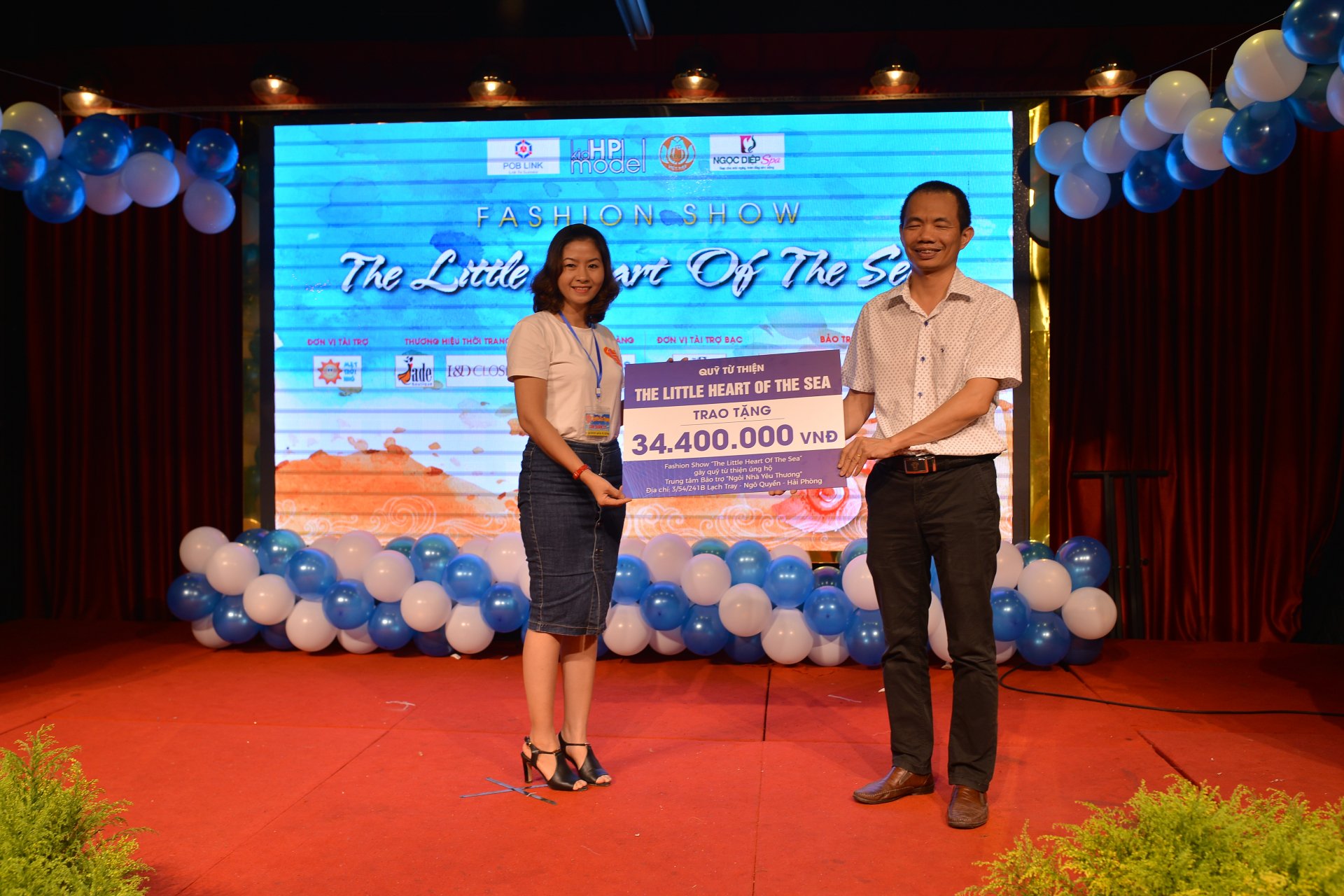 Ông Trương Duy Thắng (Pob link) - đại diện BTC trao quà cho đại diện BQL Ngôi nhà yêu thương