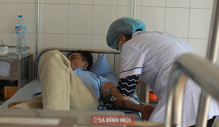 Nhân viên y tế chăm sóc cho bệnh nhân HIV tại Bệnh viện 9