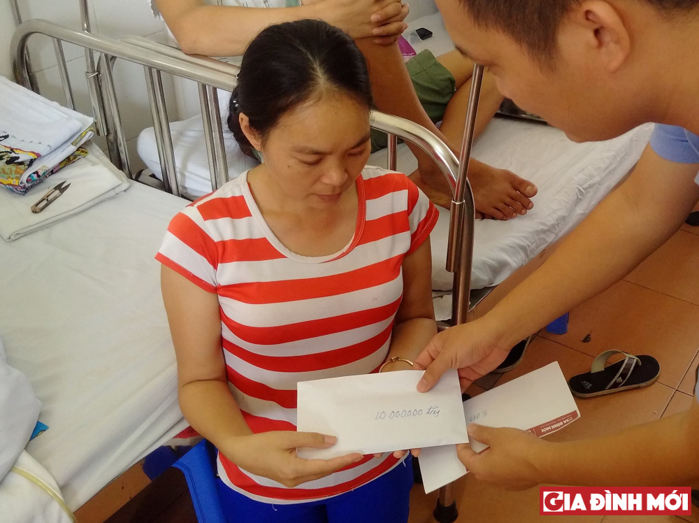    Chị Nguyễn Thị Đào xúc động khi nhận được sự giúp đỡ từ các nhà hảo tâm.   