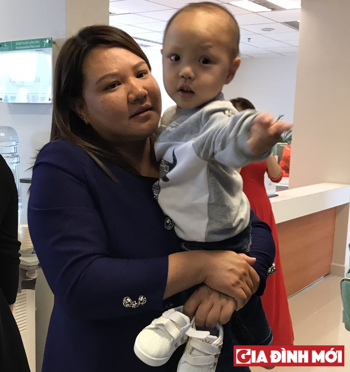 Chị Huệ cùng con trai Hoàng An – em bé IVF đầu tiên tại Vinmec đã được hơn 2 tuổi. Cháu rất khỏe mạnh và kháu khỉnh.