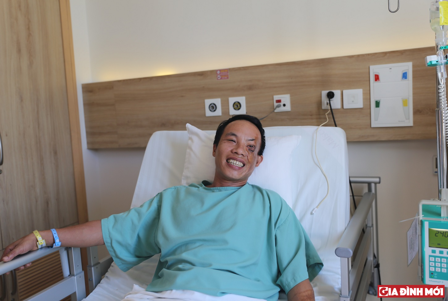 Anh Đức với niềm vui được các bác sĩ Vinmec Nha Trang đã phẫu thuật thành công chữa trị cả đôi chân và đôi mắt.