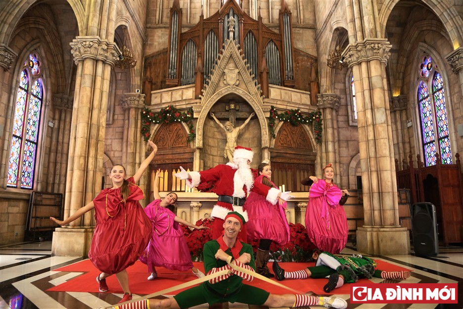 Nhạc kịch Ông già Noel tốt bụng biến giấc mơ của hàng triệu trẻ em trên thế giới thành hiện thực bằng những món quà Giáng Sinh kì diệu được diễn bên trong Nhà thờ St Denis… khiến các em bé hứng khởi.  