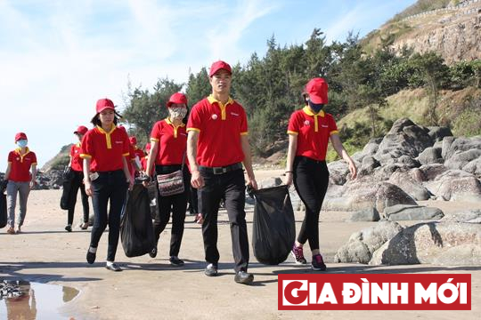 CBNV VinMart+ dọn vệ sinh bãi biển Vũng Tàu  